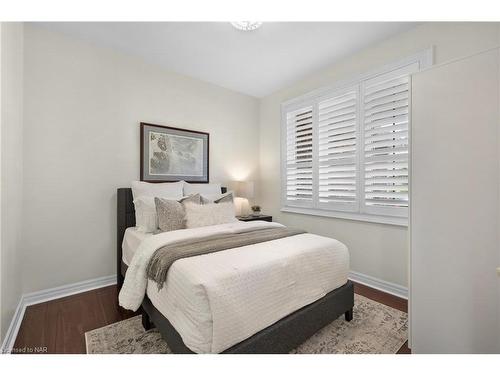 7712 Southwood Drive, Niagara Falls, ON - Indoor Photo Showing Bedroom