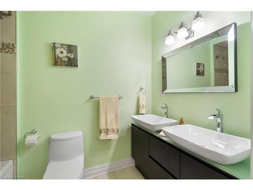 7712 Southwood Drive, Niagara Falls, ON - Indoor Photo Showing Bathroom