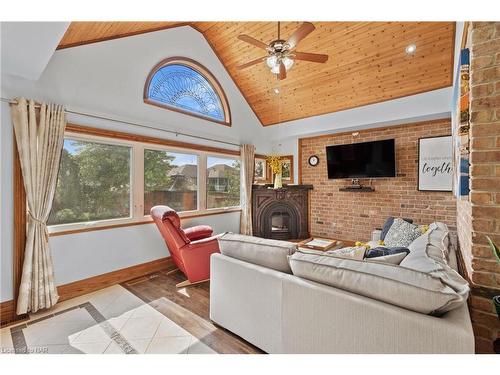 7712 Southwood Drive, Niagara Falls, ON - Indoor Photo Showing Living Room With Fireplace