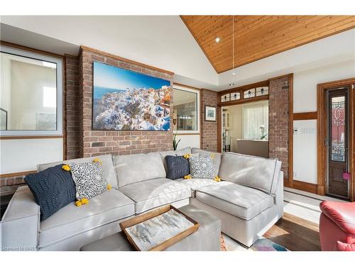 7712 Southwood Drive, Niagara Falls, ON - Indoor Photo Showing Living Room