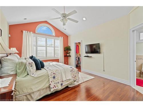 7712 Southwood Drive, Niagara Falls, ON - Indoor Photo Showing Bedroom