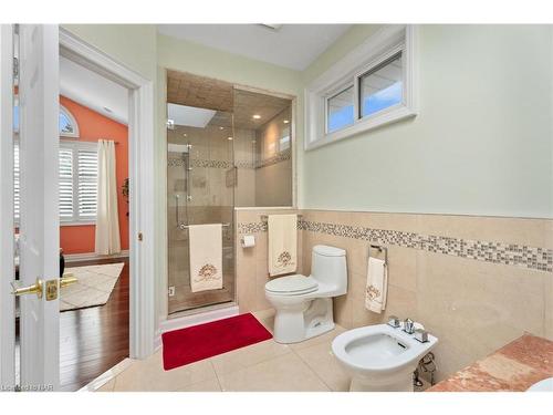 7712 Southwood Drive, Niagara Falls, ON - Indoor Photo Showing Bathroom