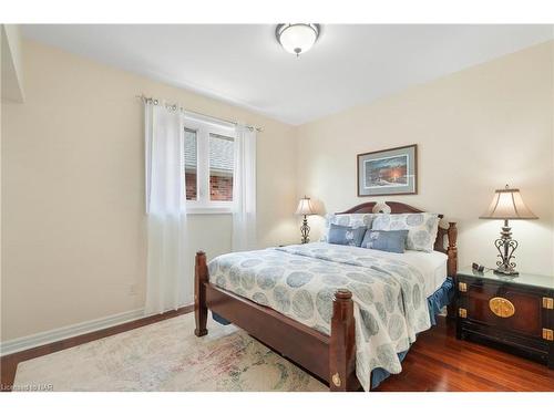 7712 Southwood Drive, Niagara Falls, ON - Indoor Photo Showing Bedroom