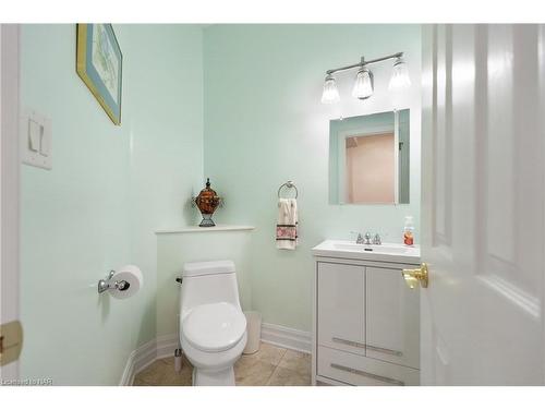 7712 Southwood Drive, Niagara Falls, ON - Indoor Photo Showing Bathroom