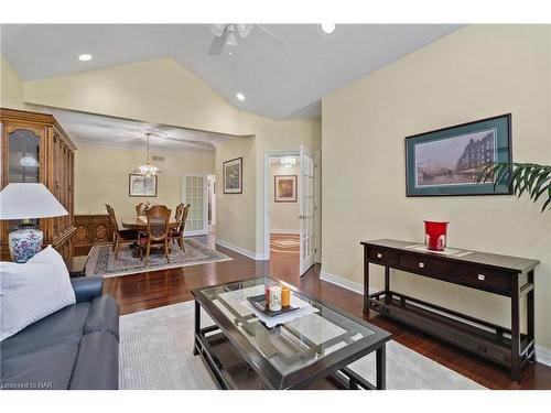 7712 Southwood Drive, Niagara Falls, ON - Indoor Photo Showing Living Room