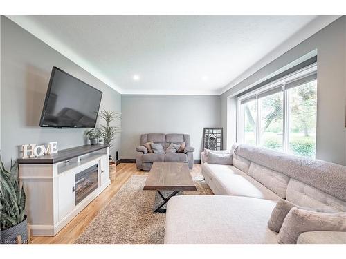 12 Forest Road, Welland, ON - Indoor Photo Showing Living Room