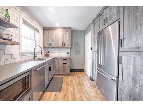 12 Forest Road, Welland, ON - Indoor Photo Showing Kitchen With Upgraded Kitchen