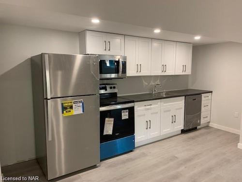 448 Grantham-Basement Avenue, St. Catharines, ON - Indoor Photo Showing Kitchen