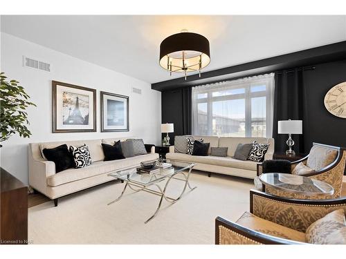 9001 Emily Boulevard, Niagara Falls, ON - Indoor Photo Showing Living Room