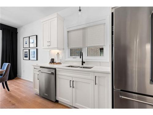 9001 Emily Boulevard, Niagara Falls, ON - Indoor Photo Showing Kitchen With Double Sink