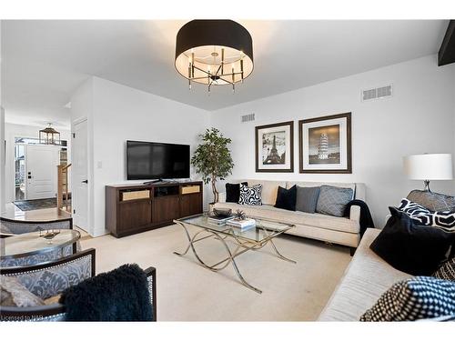 9001 Emily Boulevard, Niagara Falls, ON - Indoor Photo Showing Living Room