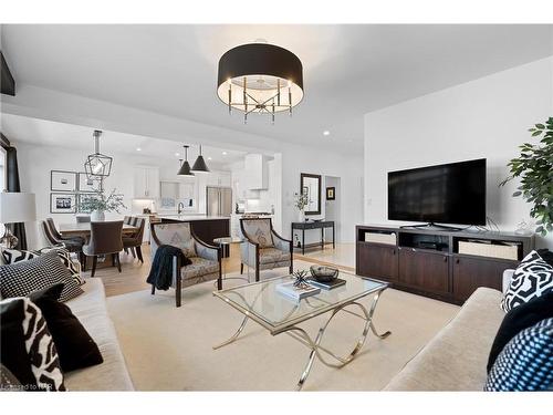 9001 Emily Boulevard, Niagara Falls, ON - Indoor Photo Showing Living Room