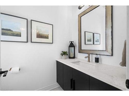 9001 Emily Boulevard, Niagara Falls, ON - Indoor Photo Showing Bathroom