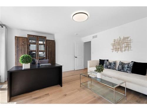 9001 Emily Boulevard, Niagara Falls, ON - Indoor Photo Showing Living Room