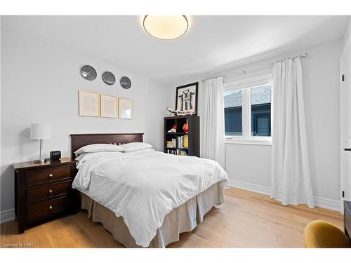 9001 Emily Boulevard, Niagara Falls, ON - Indoor Photo Showing Bedroom