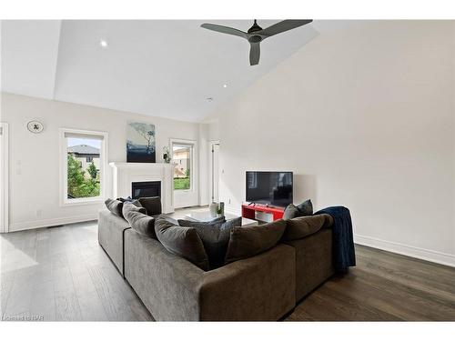 30-154 Port Robinson Road, Fonthill, ON - Indoor Photo Showing Living Room With Fireplace