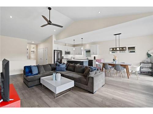 30-154 Port Robinson Road, Fonthill, ON - Indoor Photo Showing Living Room