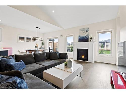 30-154 Port Robinson Road, Fonthill, ON - Indoor Photo Showing Living Room With Fireplace