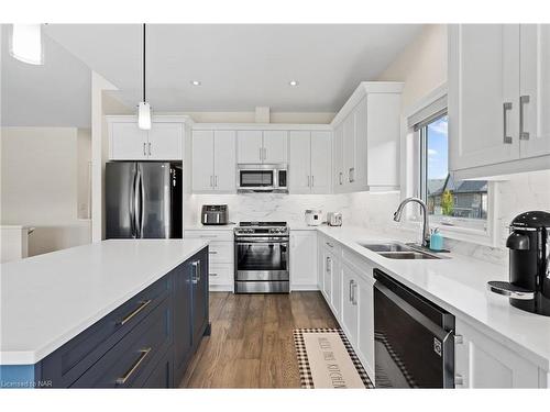 30-154 Port Robinson Road, Fonthill, ON - Indoor Photo Showing Kitchen With Double Sink With Upgraded Kitchen