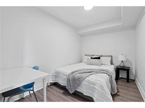 30-154 Port Robinson Road, Fonthill, ON - Indoor Photo Showing Bedroom