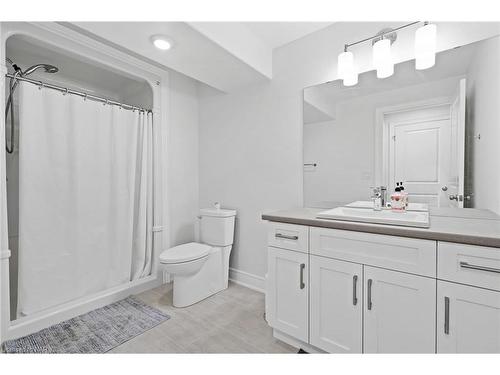 30-154 Port Robinson Road, Fonthill, ON - Indoor Photo Showing Bathroom