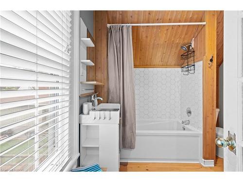 5408 Ontario Avenue, Niagara Falls, ON - Indoor Photo Showing Bathroom