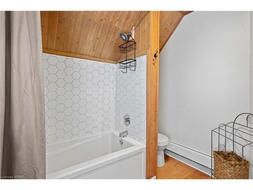 5408 Ontario Avenue, Niagara Falls, ON - Indoor Photo Showing Bathroom