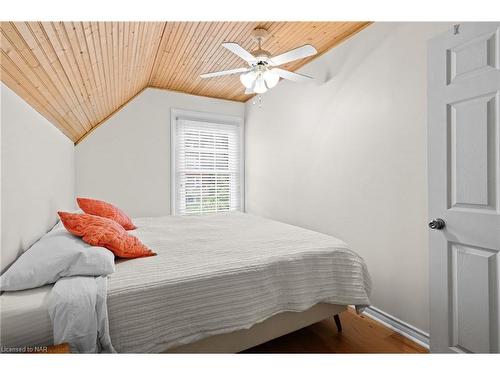 5408 Ontario Avenue, Niagara Falls, ON - Indoor Photo Showing Bedroom