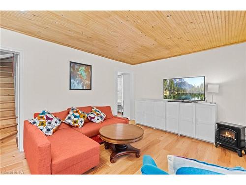 5408 Ontario Avenue, Niagara Falls, ON - Indoor Photo Showing Living Room With Fireplace