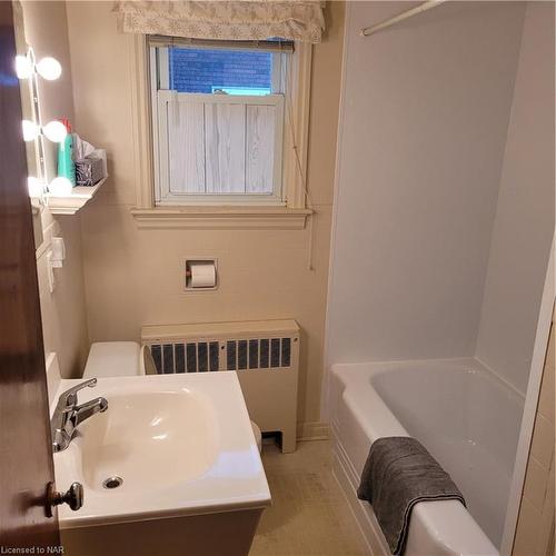 117 Merritt Parkway N, Port Colborne, ON - Indoor Photo Showing Bathroom