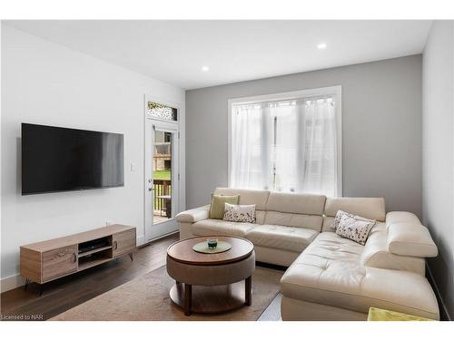 7-1347 Whetherfield Street Street, London, ON - Indoor Photo Showing Living Room