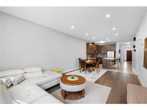 7-1347 Whetherfield Street Street, London, ON - Indoor Photo Showing Living Room