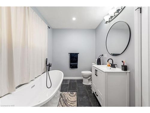 17 Margaret Street, Welland, ON - Indoor Photo Showing Bathroom