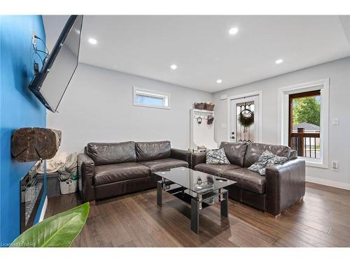 17 Margaret Street, Welland, ON - Indoor Photo Showing Living Room