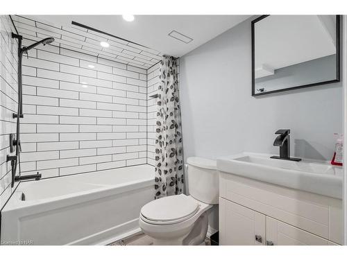 17 Margaret Street, Welland, ON - Indoor Photo Showing Bathroom