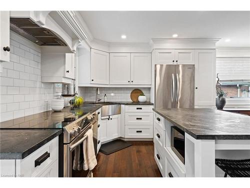 17 Pioneer Court, St. Catharines, ON - Indoor Photo Showing Kitchen With Upgraded Kitchen