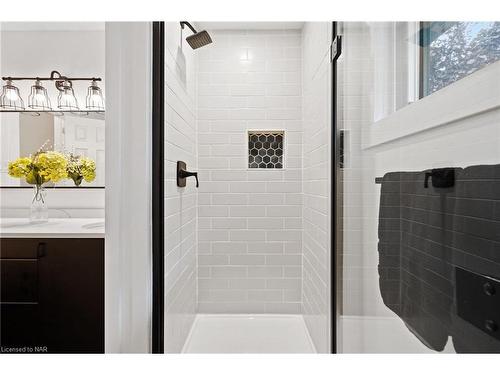 17 Pioneer Court, St. Catharines, ON - Indoor Photo Showing Bathroom