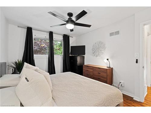 17 Pioneer Court, St. Catharines, ON - Indoor Photo Showing Bedroom