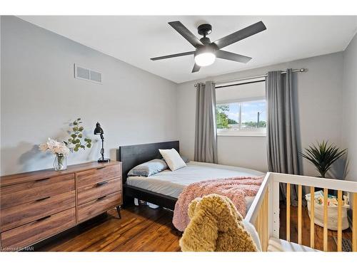 17 Pioneer Court, St. Catharines, ON - Indoor Photo Showing Bedroom