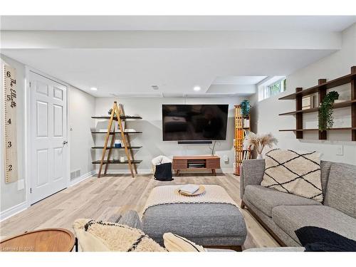 17 Pioneer Court, St. Catharines, ON - Indoor Photo Showing Living Room