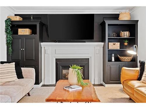 17 Pioneer Court, St. Catharines, ON - Indoor Photo Showing Living Room With Fireplace