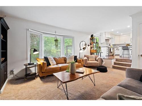 17 Pioneer Court, St. Catharines, ON - Indoor Photo Showing Living Room