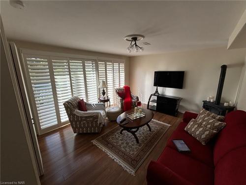 4567 Nancy Drive, Niagara Falls, ON - Indoor Photo Showing Living Room