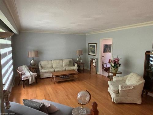 4567 Nancy Drive, Niagara Falls, ON - Indoor Photo Showing Living Room