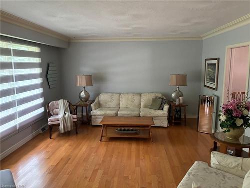 4567 Nancy Drive, Niagara Falls, ON - Indoor Photo Showing Living Room