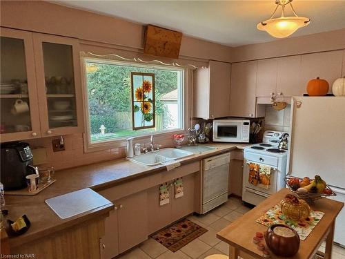 4567 Nancy Drive, Niagara Falls, ON - Indoor Photo Showing Kitchen With Double Sink