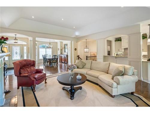 7 Brondi'S Lane Lane, Fonthill, ON - Indoor Photo Showing Living Room