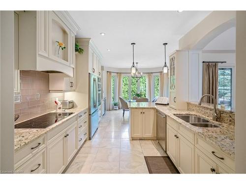 7 Brondi'S Lane Lane, Fonthill, ON - Indoor Photo Showing Kitchen With Double Sink With Upgraded Kitchen