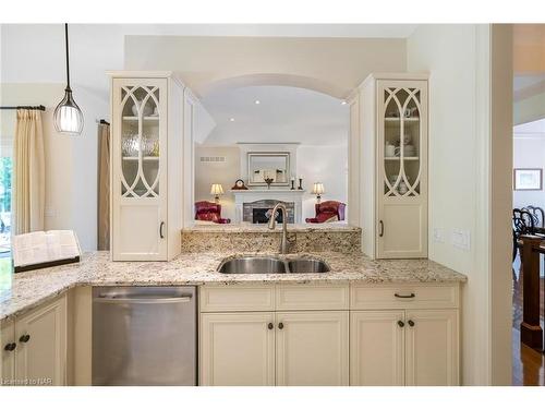 7 Brondi'S Lane Lane, Fonthill, ON - Indoor Photo Showing Kitchen With Double Sink With Upgraded Kitchen