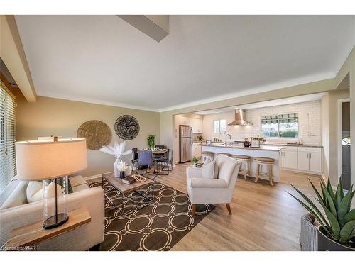 Main-15 Royale Road, St. Catharines, ON - Indoor Photo Showing Living Room